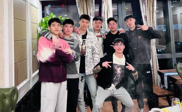 胡金秋熟悉奶爸業務，吳前曬鍋蓋大的螃蟹，回不回家都要好好過年