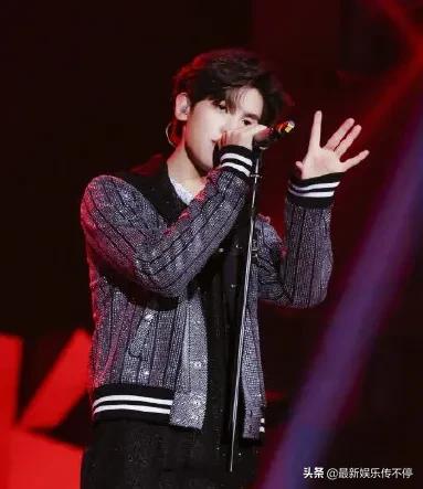 20歲黃明昊東西南北賀新春路透：紅白格大衣滿臉膠原蛋白，似福娃