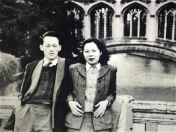 從同學到夫妻,他們偷偷結婚相伴63年,葬禮上李光耀兩次吻別愛妻 從同學到夫妻,他們偷偷結婚相伴63年,葬禮上李光耀兩次吻別愛妻
