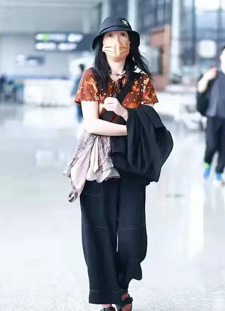 真巨星一點沒包袱!周迅穿休閒裝走機場,粉襪子套涼鞋竟然不土? 真巨星一點沒包袱!周迅穿休閒裝走機場,粉襪子套涼鞋竟然不土?