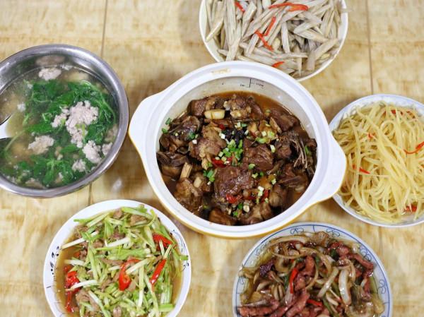 曬曬我家的中秋家宴，不到200元，做了6道菜，網友：太寒酸沒眼看