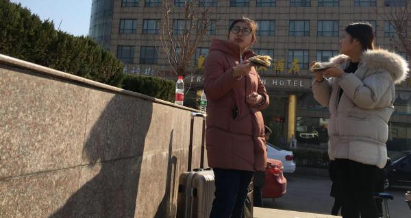 火車站經常看見這種大媽:說住宿一晚僅需30元?過來人:都是套路 火車站經常看見這種大媽:說住宿一晚僅需30元?過來人:都是套路