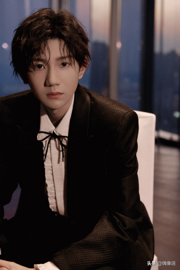 慈善晚宴內場:楊冪朱一龍同桌吃飯,王源坐在angelababy旁邊 慈善晚宴內場:楊冪朱一龍同桌吃飯,王源坐在angelababy旁邊