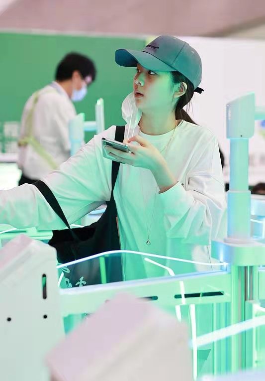 黃磊15歲大女兒獨自走機場,穿男友風衛衣顯文藝範,黑眼圈好明顯 黃磊15歲大女兒獨自走機場,穿男友風衛衣顯文藝範,黑眼圈好明顯