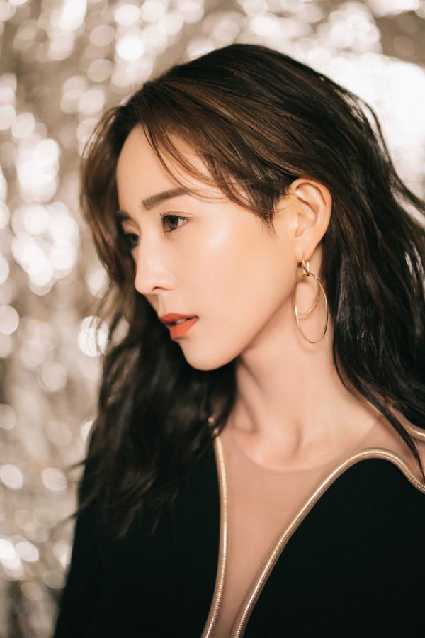 張鈞甯黑色連衣裙優雅大方