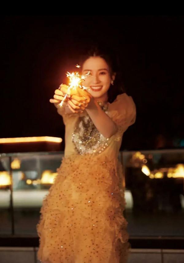 喬欣不愧是富家千金，穿著一襲香檳色連衣裙，自信又美麗