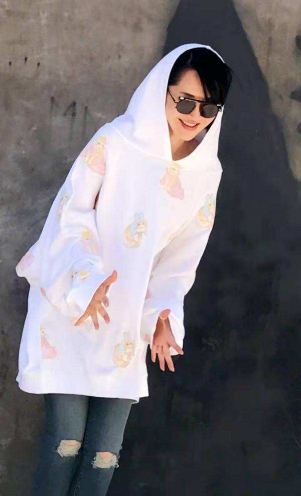 52歲許晴穿衛衣裙就走機場，打扮像20歲的小姑娘，又任性了