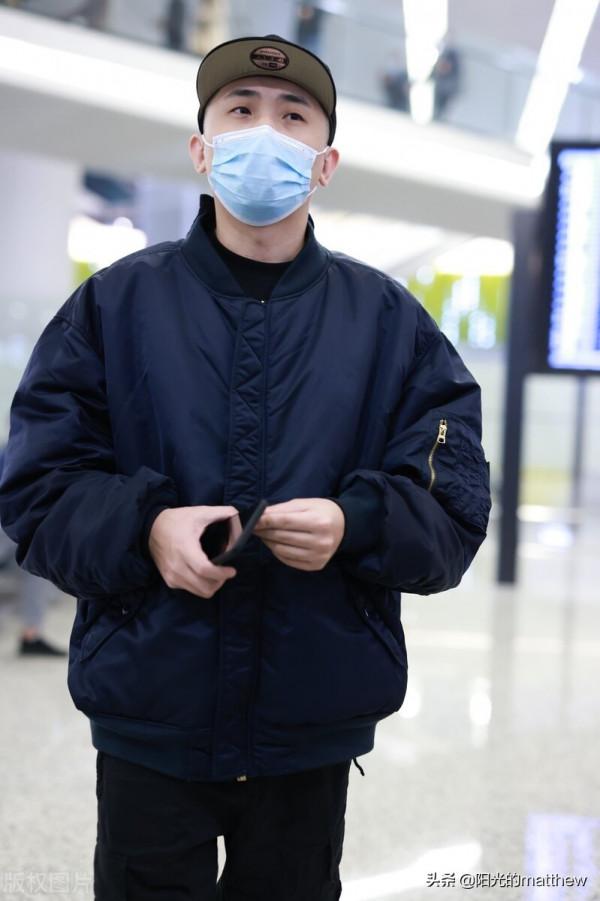 尚九熙深藍夾克衫搭配鴨舌帽出行兩手空空輕鬆自如 尚九熙深藍夾克衫搭配鴨舌帽出行兩手空空輕鬆自如