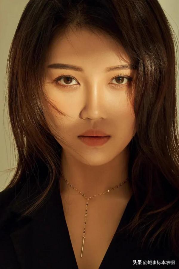 這款不反打破了純黑色的沉悶感，而沉穩的氣質絲毫未減