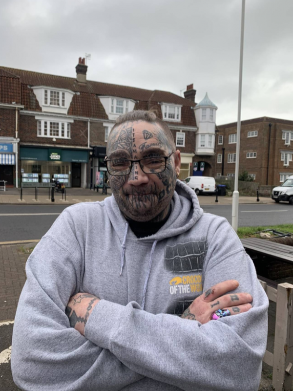 英國44歲離婚男人滿臉紋身,帶著寵物鱷魚和蛇,賣慘求租房 英國44歲離婚男人滿臉紋身,帶著寵物鱷魚和蛇,賣慘求租房