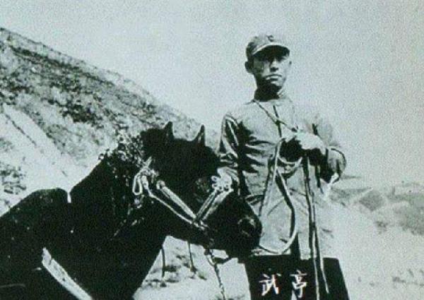 他是八路軍總部炮團團長，29歲參加長征，1950年卻被朝鮮開除軍職