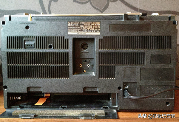 日立 1979年推出了一款帶有數字時鐘功能的中型收錄機TRK-8110E 日立 1979年推出了一款帶有數字時鐘功能的中型收錄機TRK-8110E