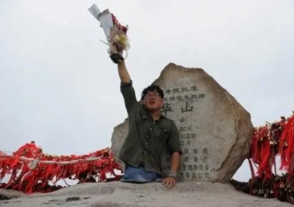 流浪歌手沒雙腿沒文化,卻娶了漂亮姑娘活成勵志人物,他憑啥 流浪歌手沒雙腿沒文化,卻娶了漂亮姑娘活成勵志人物,他憑啥