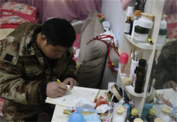 她拒絕減胎，冒著風險產下4胞胎，今全家幫忙帶娃的場景讓人羨慕