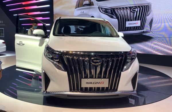 別再盯著合資車了，傳祺GM8商務範兒十足，駕乘空間寬敞舒適