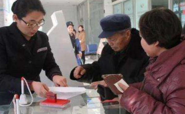 銀行取款方式有調整,多家銀行已行動,儲戶需及時瞭解 銀行取款方式有調整,多家銀行已行動,儲戶需及時瞭解