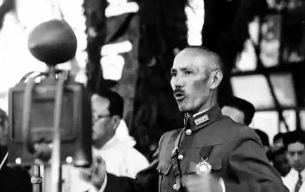 李宗仁評價蔣介石:軍事和政治都是二流貨色,唯獨權術無人出其右 李宗仁評價蔣介石:軍事和政治都是二流貨色,唯獨權術無人出其右