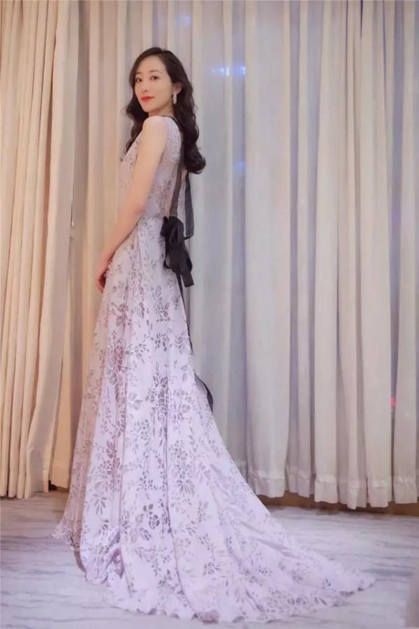 韓雪越來越大膽,一襲“剪紙裙”走紅毯,穿出滿滿格調與高階感 韓雪越來越大膽,一襲“剪紙裙”走紅毯,穿出滿滿格調與高階感