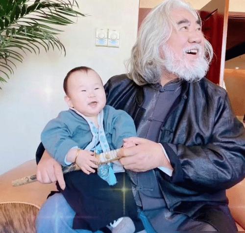 白髮導演陪嬌妻直播,是家裡缺錢還是為了揚名? 白髮導演陪嬌妻直播,是家裡缺錢還是為了揚名?