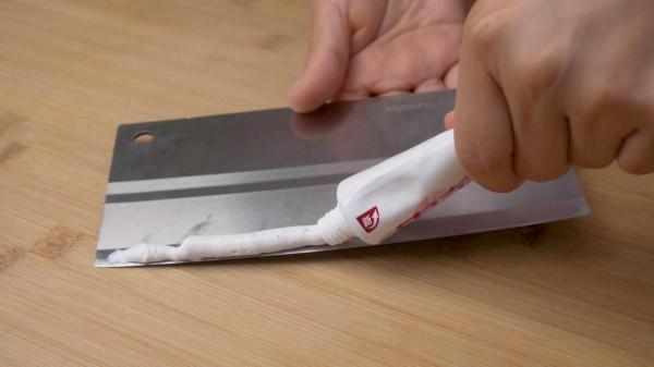 家裡的菜刀怎麼磨都不鋒利，只需要一支牙膏就可以輕鬆搞定了