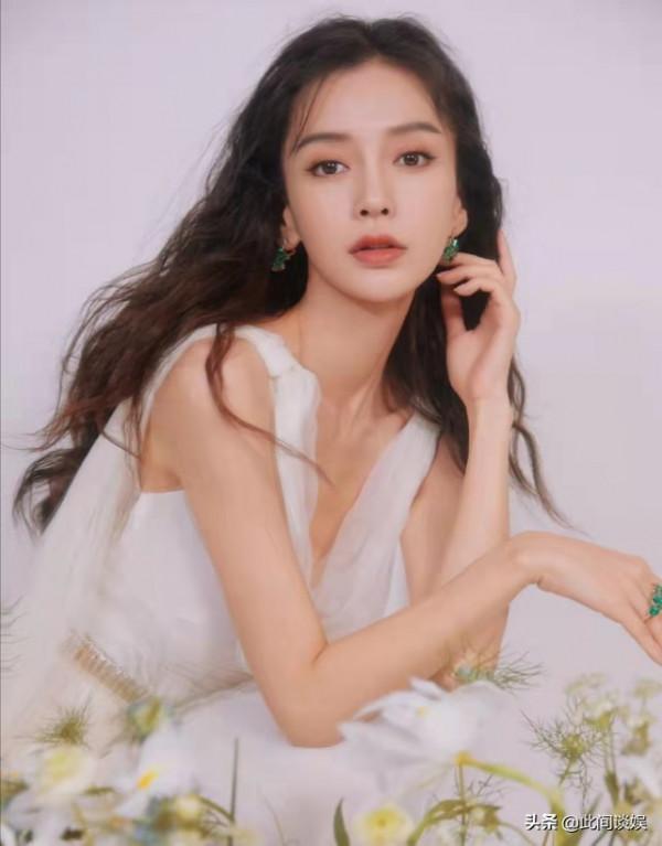 劉詩詩登上《時尚芭莎》閉年刊,baby新封面返璞歸真,偽素顏出鏡 劉詩詩登上《時尚芭莎》閉年刊,baby新封面返璞歸真,偽素顏出鏡