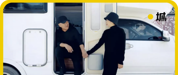 他50歲放棄高薪，裸辭帶妻子環遊中國