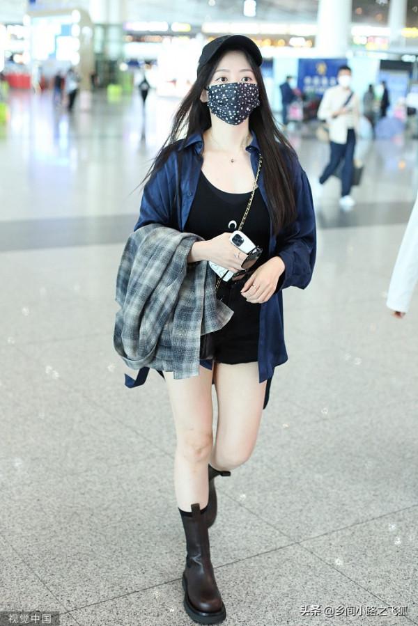 張靚穎戴棒球帽長髮飄飄超減齡 短褲搭oversize襯衫潮酷