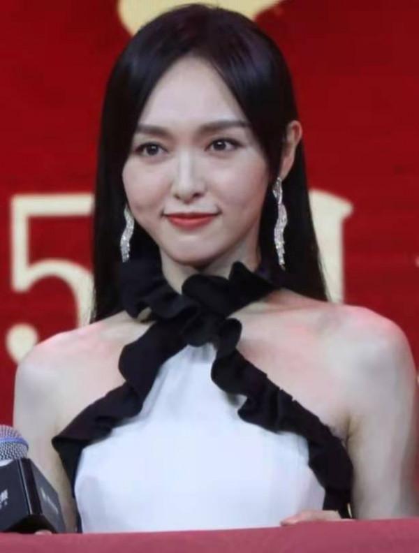 75年的佘詩曼根本不用扮嫩，與小8歲的唐嫣同框似同齡，氣質驚豔