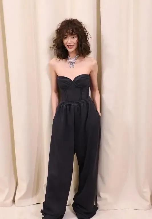 大s罕露面！穿黑衣戴墨鏡雙手合十表情嚴肅，換新發型嫩出新高度