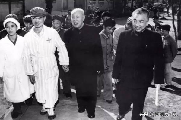 他是大軍區政委,55年沒被授銜,後來地位高過元帥,官至正國級 他是大軍區政委,55年沒被授銜,後來地位高過元帥,官至正國級