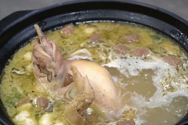 江蘇美女廚娘做小笨雞,58元1大盆,飛鍋技術高超,看完直驚歎 江蘇美女廚娘做小笨雞,58元1大盆,飛鍋技術高超,看完直驚歎