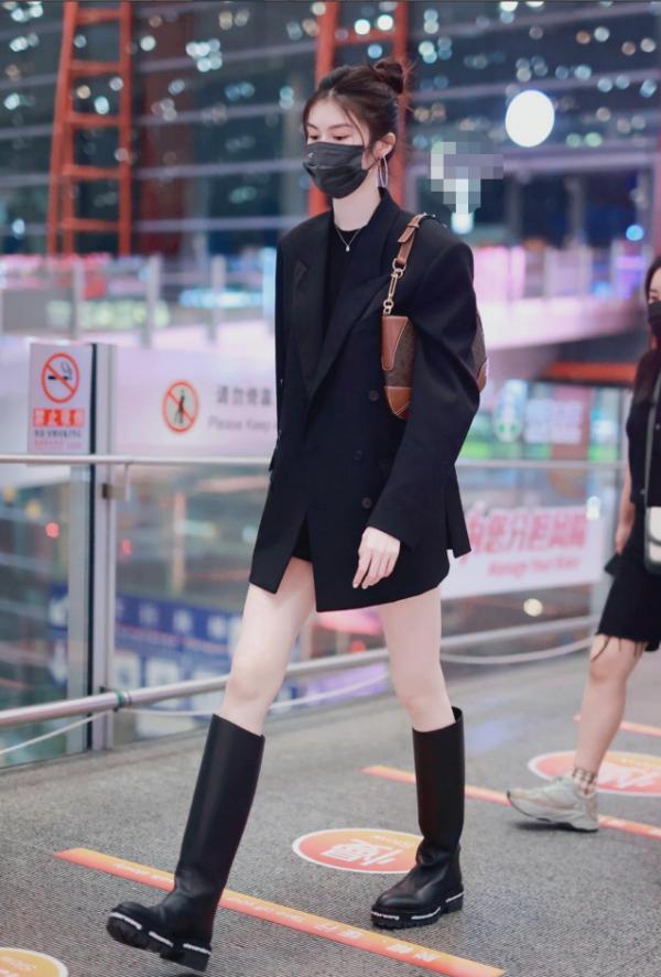 “超模”何穗簡單搭配都有氣場，穿純黑西裝大佬範太足，氣質絕了
