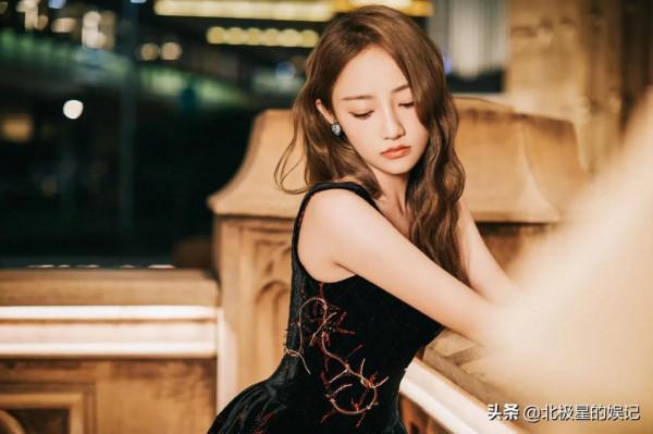 吳佳怡一身金邊腰線黑裙勾勒姣好腰線，氣質優雅