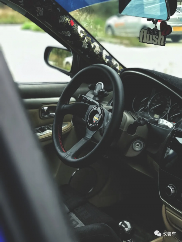 經典的馬自達323依然還有很多人玩，只需7000塊就能買來快樂