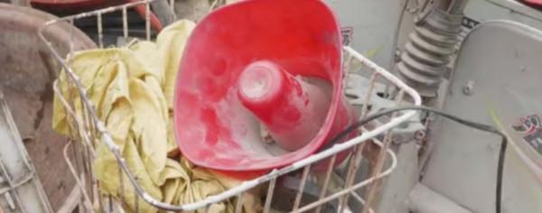 河南80歲大爺逛街賣小吃,35年吆喝聲響全城,一炸900斤不夠賣 河南80歲大爺逛街賣小吃,35年吆喝聲響全城,一炸900斤不夠賣