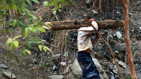 父母患艾滋去世，6歲小兒被村民隔絕，他開始獨立生活，酷愛練武