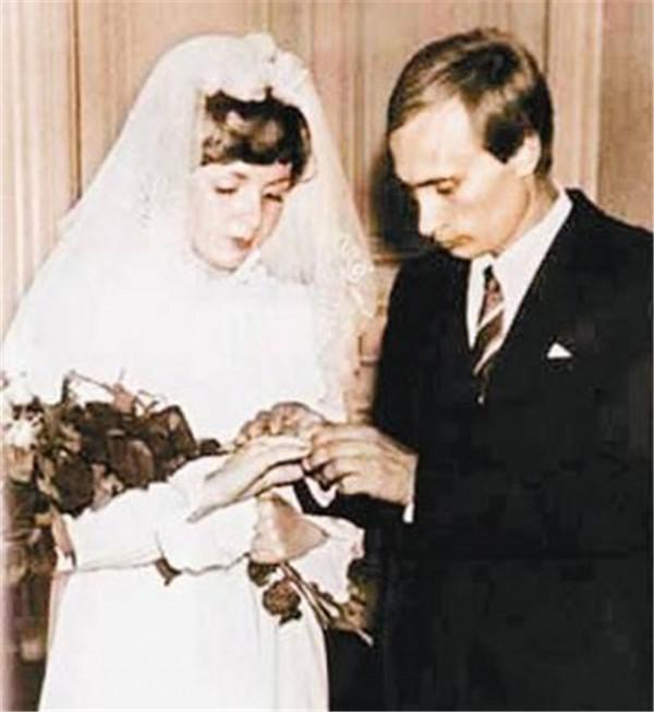 普京第一夫人為何執意離婚改嫁？廝守30年，她最終改嫁，他仍未娶