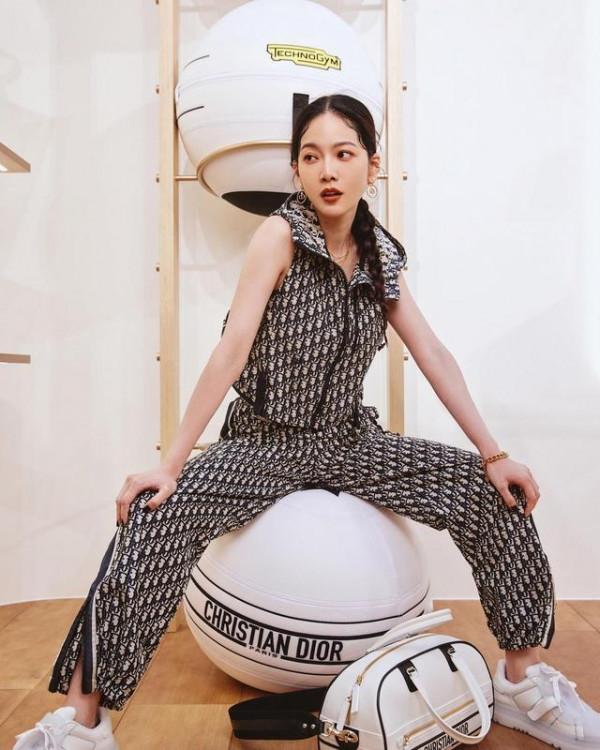 辰亦儒老婆挺有少女感，穿全身Dior套裝名媛範兒十足！扎馬尾俏皮