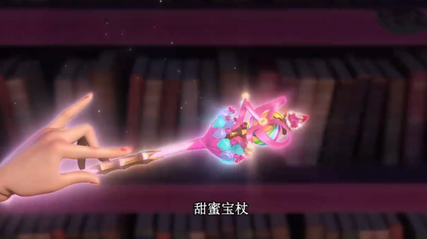 葉羅麗中拿法杖的手勢，孔雀的動作很標準，菲靈的像在發射炮彈