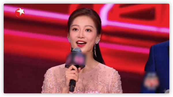 東方跨年好精彩！馮琳主持驚豔大氣，張明敏老了，林子祥穿棉襖