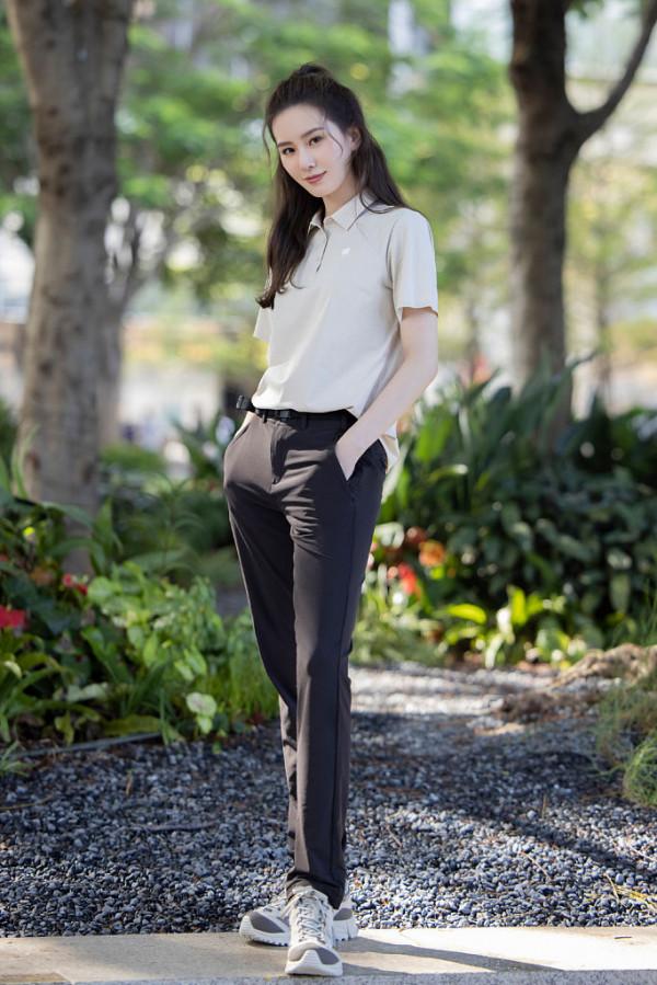 劉詩詩綠野自然大片清新怡人 穿休閒裝半扎馬尾知性溫柔