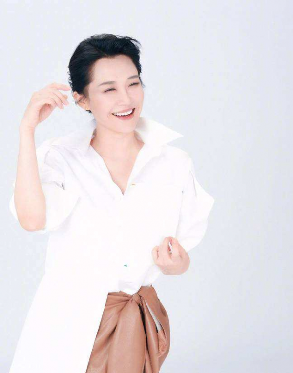 許晴的穿搭夠驚豔?但遇上小10歲的周韻卻被碾壓關鍵差在氣質上? 許晴的穿搭夠驚豔?但遇上小10歲的周韻卻被碾壓關鍵差在氣質上?