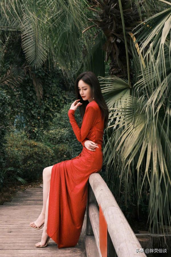 沈夢辰一身紅裙配上齊肩短髮，美麗大方