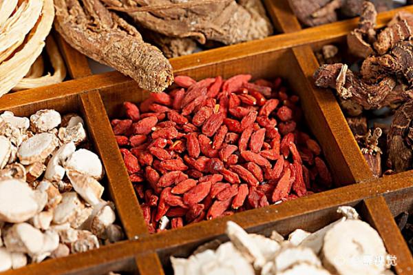 脫髮嚴重,頭頂稀疏怎麼辦?中醫該如何拯救? 脫髮嚴重,頭頂稀疏怎麼辦?中醫該如何拯救?