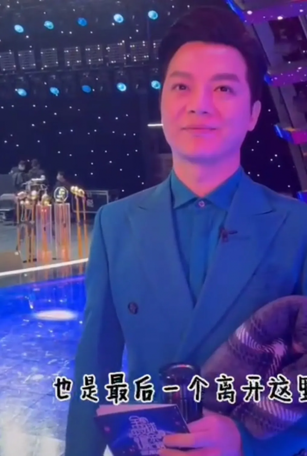 央視名嘴康輝幕後1個細節曝光:越是厲害的人,越拼命 央視名嘴康輝幕後1個細節曝光:越是厲害的人,越拼命