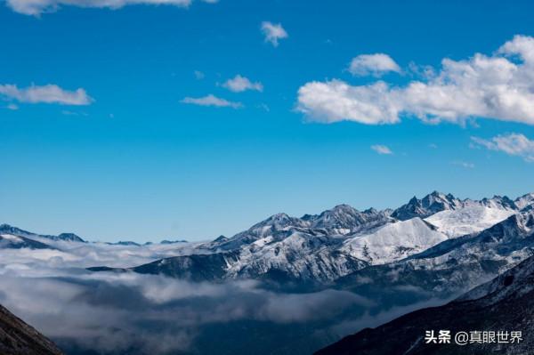 今年的川西雪,比往年來得更早一些。在追逐彩林時,再多行一程 今年的川西雪,比往年來得更早一些。在追逐彩林時,再多行一程
