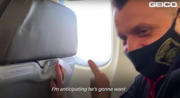 美國一頭牛逃出屠宰場，警察追捕8個月，結果整個小鎮都愛上它了