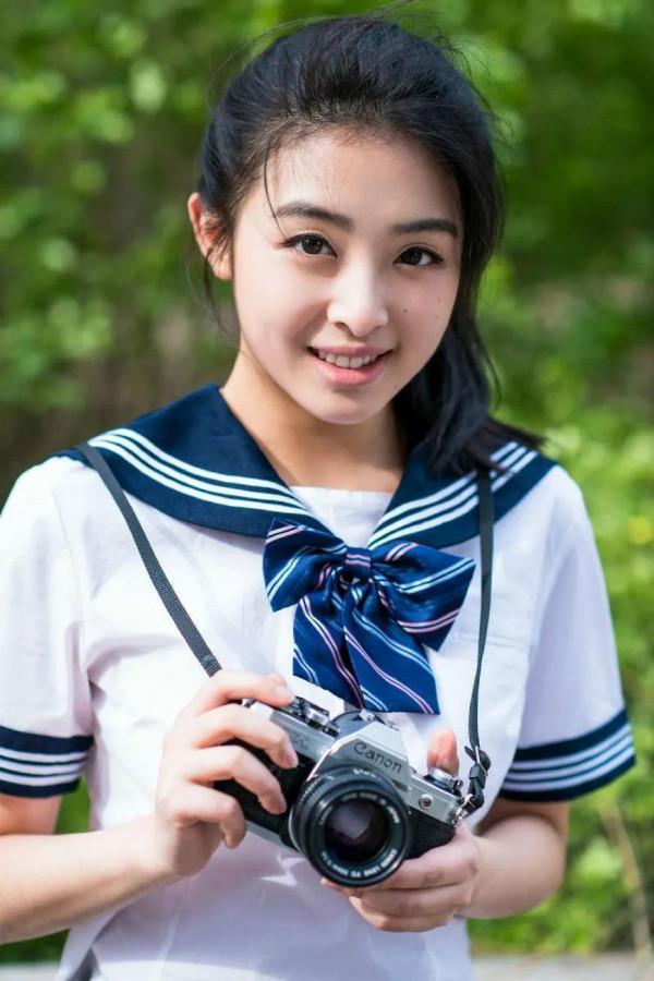 憑超女15歲一夜成名，卻因資源成最早受害者，張含韻經歷了什麼？