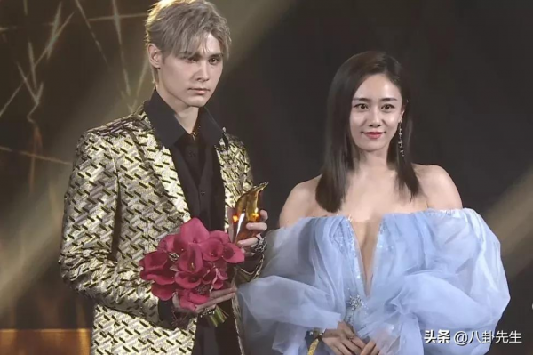 時尚盛典:55歲李若彤秀腹肌,袁姍姍大變臉,婁藝瀟穿漢服走紅毯 時尚盛典:55歲李若彤秀腹肌,袁姍姍大變臉,婁藝瀟穿漢服走紅毯