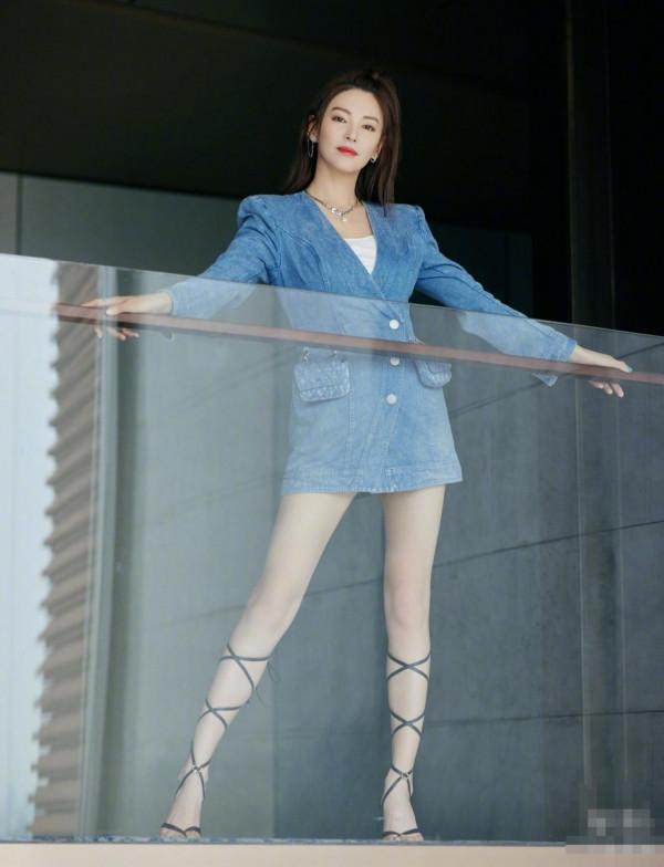 網友歡樂谷偶遇張雨綺，與小孩互動超溫柔，生圖奶油肌零瑕疵